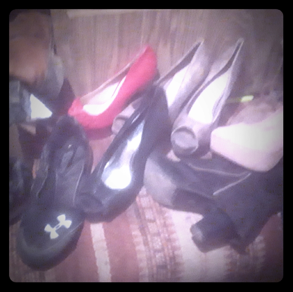 Shoes size 8 in donney n burke red purse